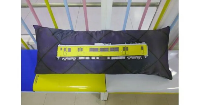 【ふるさと納税】電車の抱き枕 JR宇部線・小野田線デザイン 100cm×40cm (カラー：現行色) 山口県 宇部市 JR西日本 宇部線 小野田線 国鉄 車両 105系 123系 抱き枕 電車 枕 インテリア シック 寝具 眠り コレクション 乗り物 プレゼント ギフト 贈り物 誕生日